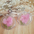 Boucles d'oreilles roses séchées